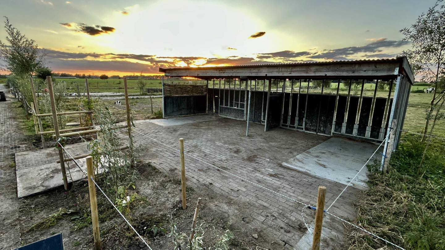 Schuilstal bij zonsondergang